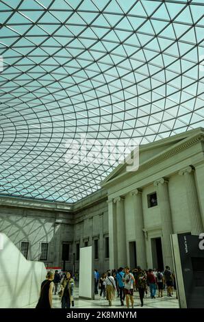 Un'immagine verticale dell'edificio della Grande Corte nel soffitto del British Museum con persone che camminano intorno. Foto Stock