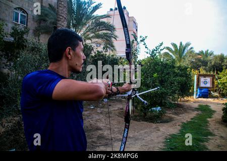 Città di Gaza, striscia di Gaza, Palestina. 23rd Ott 2022. Gaza, Palestina. 23 ottobre 2022. Palestinese Ahmed Jalal al-Zahar, 38 anni, è un atleta di tiro con l'arco che gioca con la squadra di tiro con l'arco Palestinese. Al-Zahar, che ha praticato il tiro con l'arco negli ultimi 7 anni, si sta preparando a partecipare alla Coppa Asiatica 2022, con il torneo che ora dovrebbe essere messo in scena negli Emirati Arabi Uniti. Ahmed è anche un artigiano che da diversi anni fa set di archi e frecce (Credit Image: © Ahmad Hasaballah/IMAGESLIVE via ZUMA Press Wire) Foto Stock