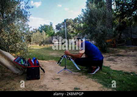 Città di Gaza, striscia di Gaza, Palestina. 23rd Ott 2022. Gaza, Palestina. 23 ottobre 2022. Palestinese Ahmed Jalal al-Zahar, 38 anni, è un atleta di tiro con l'arco che gioca con la squadra di tiro con l'arco Palestinese. Al-Zahar, che ha praticato il tiro con l'arco negli ultimi 7 anni, si sta preparando a partecipare alla Coppa Asiatica 2022, con il torneo che ora dovrebbe essere messo in scena negli Emirati Arabi Uniti. Ahmed è anche un artigiano che da diversi anni fa set di archi e frecce (Credit Image: © Ahmad Hasaballah/IMAGESLIVE via ZUMA Press Wire) Foto Stock