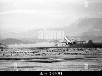 Fornebu 19730310 quanto è sicuro volare? Cosa si fa per rendere il nostro volo il più sicuro possibile? È la tecnica o l'uomo stesso che fallisce i disastri aerei? Il volo decolora dalla pista di Fornebu. Foto: Sverre A. Børretzen / corrente / NTB Foto Stock