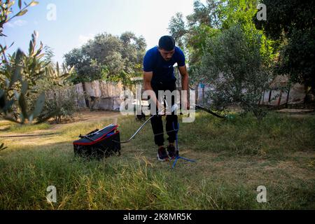 Città di Gaza, striscia di Gaza, Palestina. 23rd Ott 2022. Gaza, Palestina. 23 ottobre 2022. Palestinese Ahmed Jalal al-Zahar, 38 anni, è un atleta di tiro con l'arco che gioca con la squadra di tiro con l'arco Palestinese. Al-Zahar, che ha praticato il tiro con l'arco negli ultimi 7 anni, si sta preparando a partecipare alla Coppa Asiatica 2022, con il torneo che ora dovrebbe essere messo in scena negli Emirati Arabi Uniti. Ahmed è anche un artigiano che da diversi anni fa set di archi e frecce (Credit Image: © Ahmad Hasaballah/IMAGESLIVE via ZUMA Press Wire) Foto Stock