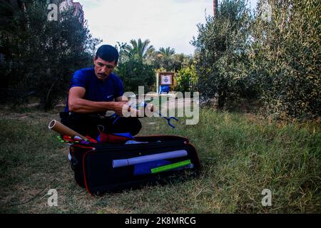 Città di Gaza, striscia di Gaza, Palestina. 23rd Ott 2022. Gaza, Palestina. 23 ottobre 2022. Palestinese Ahmed Jalal al-Zahar, 38 anni, è un atleta di tiro con l'arco che gioca con la squadra di tiro con l'arco Palestinese. Al-Zahar, che ha praticato il tiro con l'arco negli ultimi 7 anni, si sta preparando a partecipare alla Coppa Asiatica 2022, con il torneo che ora dovrebbe essere messo in scena negli Emirati Arabi Uniti. Ahmed è anche un artigiano che da diversi anni fa set di archi e frecce (Credit Image: © Ahmad Hasaballah/IMAGESLIVE via ZUMA Press Wire) Foto Stock