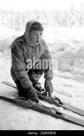 Oslo 19600109. L'attore Ingrid Bergman con il marito Lars Schmidt e i figli Ingrid, Isabella e Robertino che ha con Roberto Rossellini è venuto in vacanza nel buon inverno norvegese a Holmenkollen. A Bergman non piacevano i mezzi di comunicazione, quindi è rimasta per la maggior parte in casa. Qui vediamo Isabella Rossellini che è stata assistita dall'istruttore di sci Tomm Murstad con il mettere gli sci sulle gambe. Foto: Storløkken / NTB Foto Stock