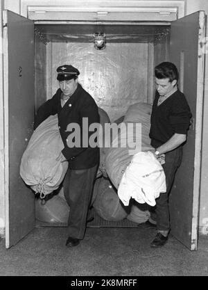 Oslo 19600106: Nel 1960, NSB aveva 3212 letti nei loro vagoni letto, e divennero sempre più popolari. Ogni giorno, un esercito di pulitori si trasferì nella zona di NSB a Lodalen, per lavare, pulire e cambiare biancheria da letto. La lavanderia viene portata qui alla lavanderia di NSB a Lodalen, che lava circa 300.000 turni di letto all'anno. Intorno a Natale ci sono spesso 3000 fogli al giorno! Foto: Ivar Aaserud / corrente / NTB Foto Stock