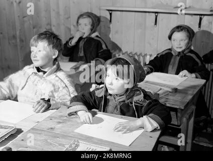 Karasjok, Finnmark, gennaio 1950. Dal collegio per i bambini in movimento. I bambini Sami vivono a scuola superiore. Qui, gli interni di una classe, dove i bambini Sami seguono il meglio della loro abilità, anche se l'insegnamento avviene in lingua straniera norvegese. Foto: SV. A. Børretzen / corrente / NTB Foto Stock