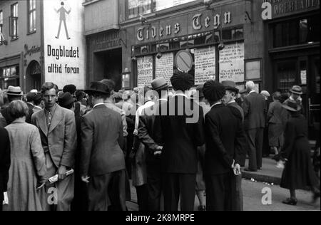 Oslo 19390902. Lo scoppio della guerra / seconda guerra mondiale scoppia. La Germania invase la Polonia il 1 settembre 1939. La notizia giunse in Norvegia il giorno seguente. La folla in Akersgaten leggere giornali nelle finestre di Dagbladet e Tidens segni. Il logo e lo slogan di Dagbladet 'sempre di fronte' t.v. Nella foto. Foto: NTB / NTB Foto Stock