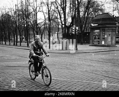 Oslo 19600604 'dove l'impulso della città bussa' Foto di Cecilhjørnet a Oslo. Stortingsgaten 8, attraversata la Stortingsgaten / Rosenkrantzgate. La telecamera riflette la vita del giorno in un angolo di strada a Oslo. L'uomo viene in bicicletta. Foto: Aage Storløkken / corrente / NTB Foto Stock