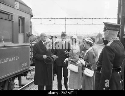 Oslo 19520803. Re Haakon 80 anni 3 agosto 1952. Gli ospiti reali sono attesi con il treno straniero sulla East Railway. Re Haakon insieme alla Principessa Astrid e alla Principessa Ragnhild incontreranno qui il Principe Georg di Danimarca alla stazione ferroviaria. FOTO: VALLDAL NTB / NTB Foto Stock