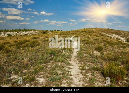 Gesso montagne in una giornata di sole, area protetta vicino Svyatogorsk, Ucraina. Foto Stock