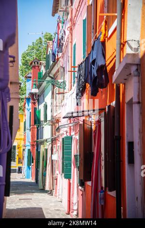Un vicolo laterale con edifici colorati a Burano a Venezia Foto Stock