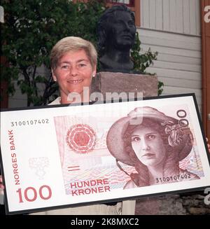 Oslo 19970911 il tesoriere principale Sylvi Johansen in Norges Bank con la nuova banconota da 100 krone che sarà messa in circolazione il lunedì. La banconota riporta il ritratto della più importante stella lirica del paese di tutti i tempi, Kirsten Flagstad (1895-1962). (NTB-photo: Geir Magnusson) Banca / Banca / moneta Foto Stock