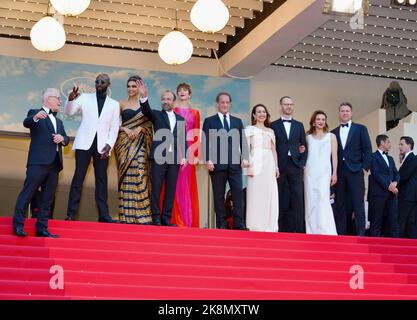 Thierry Frémaux (délégué général del Festival) con la giuria del Festival: Ladj Ly (vestito da Dior), Deepika Padukone (vestito da Sabyasachi), Ashgar Farhadi, Rebecca Hall (vestito da Gucci), Vincent Lindon (vestito da Dior), Noomi Rapace (vestito da Dior), Joachim Trier, Jasmine Trinca (vestito da Prada), Jeff Nichols (vestito da Giorgio Arpez! ('Final Cut') Cannes Film Festival Screening 75th Cannes Film Festival 17 maggio 2022 Foto Stock