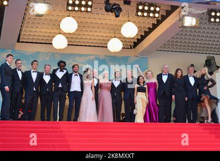 La troupe del film: Harris Dickinson, Erik Hemmendorff, Guest, Philippe Bober, Jean-Christophe Folly, Direttore Ruben Östlund, Charlbi Dean, Henrik Dorsin, Vicki Berlin, Arvin Kananian, Woody Harrelson, Dolly De Leon, Sunnyi Melles, Zlatko Buric, Iris Berben, Ralph Schicha, Carolina Gynning 'Triangolo della tristezza' Cannes Film Festival Screening 75th Cannes Film Festival 21 maggio 2022 Foto Stock