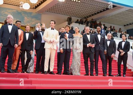 Thierry Frémaux (direttore del Festival) e l'equipaggio del film 'Top Gun: Maverick': Greg Tarzan Davis, Jerry Bruckheimer, Christopher McQuarrie, Miles Teller, Glen Powell, Tom Cruise (vestito da Armani), Jennifer Connelly (vestito da Louis Vuitton), Jon Hamm, Jay Ellis, Guest, Danny Ramirez 'Top Gun: Maverick' Cannes Film Festival Screening 75th Cannes Film Festival 18 maggio 2022 Foto Stock