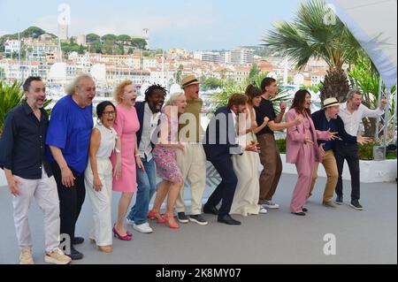 Erik Hemmendorff, Zlatko Buric, Dolly De Leon, Sunnyi Melles, Jean-Christophe Folly, Vicki Berlin, Woody Harrelson, Ruben Östlund, Charlbi Dean (vestito da Dior), Harris Dickinson, Iris Berben, Henrik Dorsin, Philippe Bober Photocall del film 'Triangolo della tristezza' 75th Festival del film di Cannes 22 maggio 2022 Foto Stock