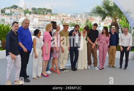 Erik Hemmendorff, Zlatko Buric, Dolly De Leon, Sunnyi Melles, Jean-Christophe Folly, Vicki Berlin, Woody Harrelson, Ruben Östlund, Charlbi Dean (vestito da Dior), Harris Dickinson, Iris Berben, Henrik Dorsin, Philippe Bober Photocall del film 'Triangolo della tristezza' 75th Festival del film di Cannes 22 maggio 2022 Foto Stock