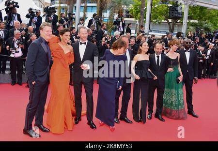 La Giuria: Jeff Nichols, Deepika Padukone (vestito da Ashi, Joachim Trier (vestito da Dior), Jasmine Trinca, Vincent Lindon, Noomi Rapace, Ashgar Farhadi, Rebecca Hall (vestito di Giorgio Armani), Ladj Ly (vestito di Dior) 75th° anniversario Festival del Cinema di Cannes. Proiezione di 'l'Innocent' ('l'Innocent') 75th Festival del Cinema di Cannes 24 maggio 2022 Foto Stock