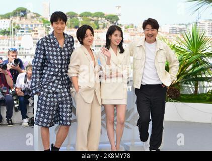 Dong-won Gang (vestito da Louis Vuitton), Joo-Young Lee, Ji-eun Lee, Song Kang-ho Photocall del film 'Broker' 75th Festival di Cannes 27 maggio 2022 Foto Stock