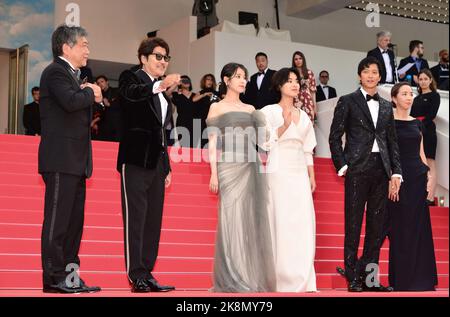 Hirokazu Koreeda, Song Kang-ho, Ji-eun Lee, Joo-Young Lee, Dong-won Gang, BAE Doona 'Broker' Cannes Film Festival Screening 75th Cannes Film Festival 26 maggio 2022 Foto Stock