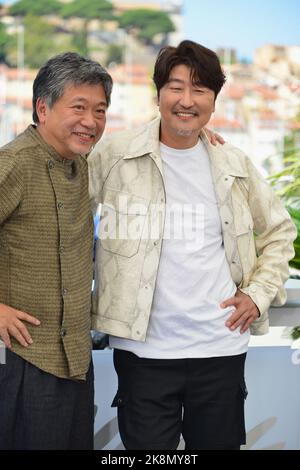 Hirokazu Koreeda, Song Kang-ho Fotocall del film 'Broker' 75th Festival di Cannes 27 maggio 2022 Foto Stock