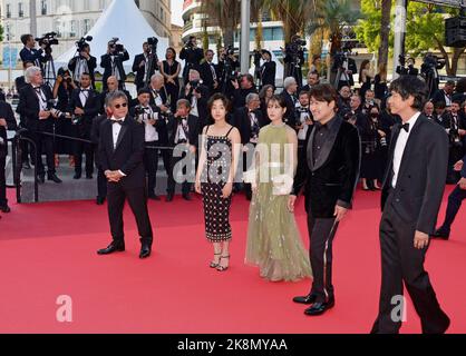 L'equipaggio del film 'Broker': Hirokazu Koreeda, Joo-Young Lee, Hee-jin Choi, Song Kang-ho, Dong-won Gang 75th Festival del film di Cannes: Cerimonia di chiusura 28 maggio 2022 Foto Stock