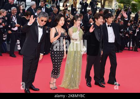 L'equipaggio del film 'Broker': Hirokazu Koreeda, Joo-Young Lee, Hee-jin Choi, Song Kang-ho, Dong-won Gang 75th Festival del film di Cannes: Cerimonia di chiusura 28 maggio 2022 Foto Stock