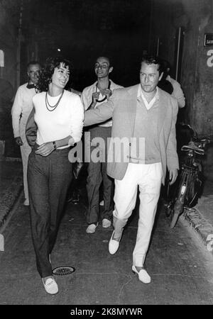 Annabel buffet e Bernard buffet lasciano il nightclub 'Chez Ghislaine' a Saint-Tropez. Sullo sfondo a sinistra, Georges Pompidou. Agosto 1961 Foto Stock