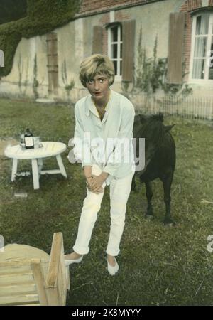 Francoise Sagan a casa nel Manoir du Breuil a Equemauville (Normandia). Agosto 1963 Foto Stock