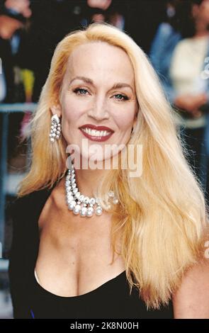 Attrice americana e modella Jerry Hall in arrivo alla serata di gala "Cinema contro l'AIDS" al Festival di Cannes il 20 maggio 1999. Foto Stock