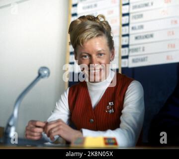 Grenoble, Francia 196802 Giochi olimpici invernali a Grenoble. Sci di fondo, 10 km per le donne. Conferenza stampa dopo la gara. Qui Berit Mørdre che prese l'argento. Foto: NTB / NTB Foto Stock