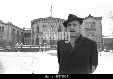 Oslo 19680309. Andreas Papandreou, l'uomo che il colonnello greco Junta odia e teme, soprattutto, sta visitando Oslo per chiedere sostegno al movimento di resistenza greco. Papandreou era un membro del governo che i colpi di stato si sciolsero e furono gettati in prigione. I colonnelli stanno infuriando la ricezione che riceve nei paesi nordici. Qui Papandreou fuori dalla Storting. Foto: Aage Storløkken corrente / NTB Foto Stock