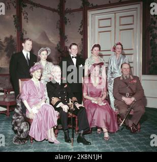 Oslo 19530510. Principe Harald Conferma. Qui vediamo il fotografo di famiglia al castello. Anteriore (F.) Principessa Ingeborg, re Haakon, principessa ereditaria Märtha e principe ereditario Olav. La seconda fila (F.) Erling Lorentzen, Principessa Ragnhild, Principe Harald, Principessa Astrid e Principessa Margaretha di Danimarca. Il principe Harald fu confermato da solo nella cappella del castello di Akershus. Foto: NTB Foto Stock