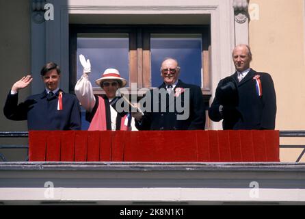 Oslo 17 maggio 1990 - la famiglia reale sul balcone del castello. Da V: Principe Haakon, Principessa della Corona Sonja, Re Olav e Principe della Corona Harald. Onde. Foto: Tor Richardsen / NTB Foto Stock