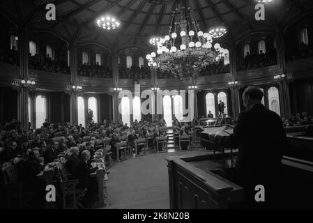 Oslo 2 marzo 1971. Il leader parlamentare del Partito laburista Trygve Bratteli sul pulpito di Storting durante il dibattito dopo la relazione del primo ministro sul cosiddetto caso di perdite. Il primo ministro per Borten aveva presentato un documento comunitario riservato al leader del movimento popolare contro la CEE, e politici di spicco hanno chiesto la partenza del primo ministro. Il partito laburista con Trygve Bratteli come primo ministro è stato il risultato dopo la fuga. Foto; corrente / NTB Foto Stock