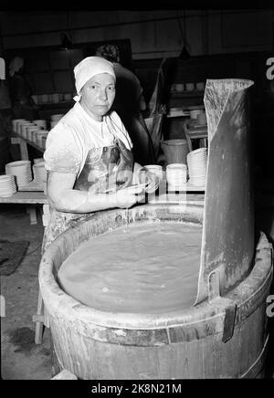 Porsgrunn, gennaio 1947 interni e vita lavorativa di Porsgrunds Porselænsfabrik, che ha iniziato la produzione di beni di consumo per le case. Qui la produzione è aumentata gradualmente. Figura 9: Dal vetro. Dopo che i prodotti di porcellana sono passati attraverso la combustione, lo smalto è applicato e la porcellana va a nuova combustione. (Porsgrund Porselænsfabrik) Foto: TH. Scotaam / corrente / NTB Foto Stock