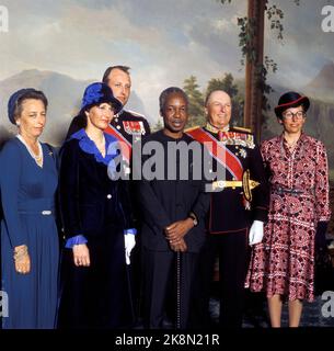 Oslo 19760428. Il presidente della Tanzania Julius Nyerers è in visita in Norvegia. Qui dalla fotografia ufficiale nel tempo degli uccelli al Castello con la famiglia reale. Da sinistra Principessa Ragnhild, Principessa della Corona Sonja, Principe della Corona Harald (Bak), Julius Nyerere, Re Olav e Prinsesse Astrid. Foto: NTB / NTB Foto Stock