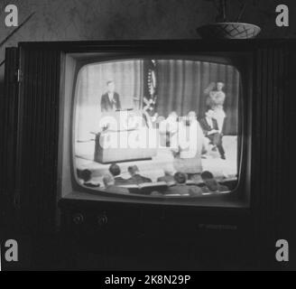 Oslo 19620723 il primo satellite di telecomunicazioni al mondo 'Telstar' girato da Cape Canaveral negli Stati Uniti il 10 luglio. Il satellite doveva trasferire foto di telecomunicazioni e programmi televisivi tra gli Stati Uniti e l'Europa, nonché fare servizio come un centralino volante con una capacità di 600 chiamate a senso unico o 60 chiamate a due vie. Il 23 luglio è iniziata la prima trasmissione televisiva tra Stati Uniti ed Europa. In questo caso, il discorso del presidente John F. Kennedy viene ricevuto in occasione dell'apertura, su uno schermo televisivo norvegese. Foto: Thorberg / NTB / NTB Foto Stock