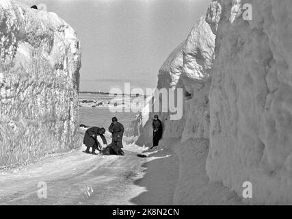 Norvegia settentrionale nella primavera del 1957. Dalla registrazione del film 'Nine Liv' sulla fuga dell'eroe di guerra Jan Baalsrud durante la seconda guerra mondiale Jan Baalsrud è interpretato da Jack Fjeldstad, e il film è registrato dove la fuga ha avuto luogo. In Lyngseidet. Ecco una scena drammatica, dove Baalsrud ha messo fuori gioco uno degli inseguitori tedeschi con un colpo, e riesce a salvarsi. Soldati tedeschi. Foto: Aage Storløkken / corrente / NTB Foto Stock