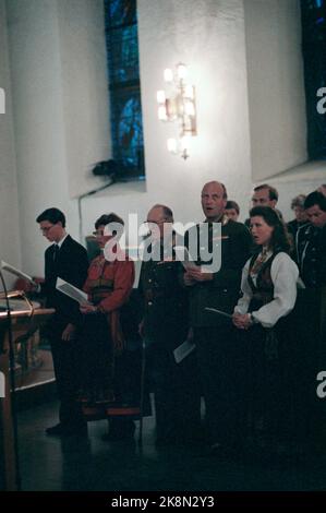 Oslo 8 aprile 1990. Re Olav, il principe ereditario Harald, la principessa ereditaria Sonja, il principe Haakon Magnus e la principessa Märtha Louise nella cattedrale durante il servizio commemorativo del 9 aprile 1940. Tutti cantano. Foto: Morten Hvaal / NTB / NTB Foto Stock