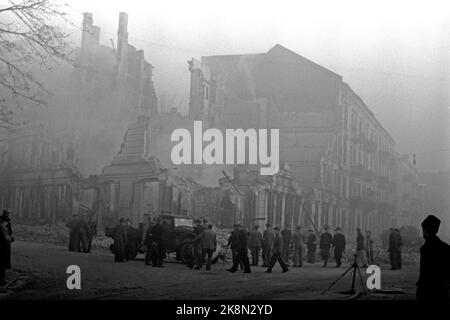 Oslo 19421219 Norvegia durante l'occupazione. Il disastro dell'esplosione a Oslo Harbor Filippstad il 19 dicembre. Un magazzino di munizioni tedesco è esploso per incidente, 24 norvegesi sono stati uccisi e diverse aziende agricole urbane distrutte. Qui una delle fattorie urbane completamente rotte. Ancora fuma dalle rovine. WW2 - Norvegia / Oslo. Un deposito di munizioni nel porto di Oslo esploso per caso. Foto NTB / NTB Foto Stock