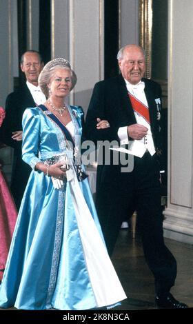 Oslo 19870220. Principe Corona Harald 50 anni. La famiglia reale e gli ospiti reali si recavano alla cena di gala presso il castello durante la celebrazione del 50th° anniversario del principe ereditario Harald. Anteriore (t.v.) H.R.H. Kathrine del Kent in abito blu. H.H. Principe Carl Bernadotte di Svezia. Foto: Morten Hvaal NTB / NTB Foto Stock