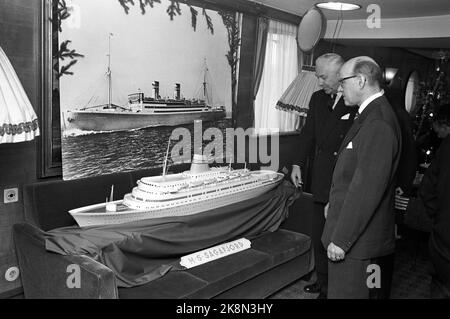 Oslo 19631221 "sosta completa per il Sea Grand Old Lady". La barca americana 'Stavangerfjord' nel suo ultimo viaggio da New York - Kristiansand - Copenhagen - Oslo. La barca sarà poi salpata a Hong Kong per la rottamazione. Modello di MS Sagafjord. Foto: Ivar Aaserud / corrente / NTB Foto Stock