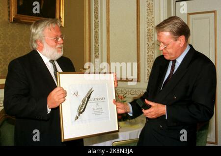 Oslo, 3 giugno 1997. Vincitore del premio Gold Pen di quest'anno, Kåre Valebrokk (t.H.) A Dagens Næringsliv riceve il premio dal presidente della giuria Sverre Martin Gunnerud. Il Premio Stampa è assegnato da Oslo e Bærum National Association. Valebrokk ha ricevuto il premio per i suoi benefici personali, che si vede in particolare nei suoi articoli di sabato. Foto: Berit Roald / Scanfoto / NTB Foto Stock