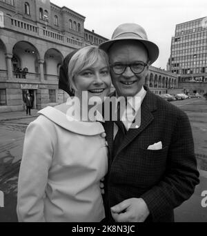 Oslo 196606. Povel Ramel e Monica Zetterlund si trovano a Oslo con la rivista Knäppupp. Qui sono insieme a Youngstorget. Foto Aage Storløkken / corrente / NTB Foto Stock