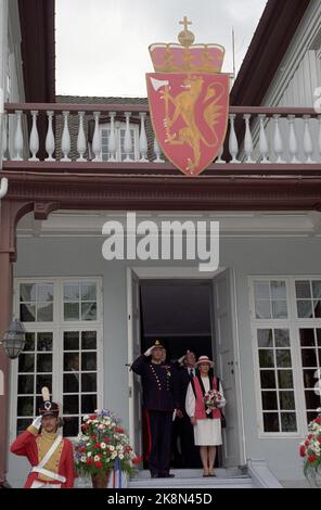 Eidsvoll 19910620: Siggingsferden 1991 giugno. Re Harald V - firma e Sigsninger. Foto: Cerimonia nel Rikssalen nell'edificio Eidsvoll. Qui arriva la coppia reale, il re Harald e la regina Sonja, insieme fuori dall'edificio. Stipendi militari. Dopo il programma di Edvold, la coppia reale è stata guidata in auto a Årnes. Foto: Agnete Brun Foto Stock