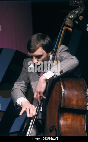 Oslo 19800210 Premio Spellemann per il 1979. Il bassista Bjørn Alterhaug ha ricevuto il premio per il disco jazz di quest'anno, il premio jazz per il disco 'Moments' Photo Paul Owesen / NTB / NTB Foto Stock