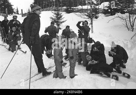 Gausdal Febbraio 1973. La regina Margrethe di Danimarca ha ampliato la sua visita ufficiale di 3 giorni ad Oslo con una settimana di vacanze invernali a Gausdal in cabina di un armatore. Ha con la famiglia, il principe Gemalen il principe Henrik ed i due figli ereditano il principe Frederik ed il principe Joachim. Ecco lo stand per i fotografi. Foto: Ivar Aaserud / corrente / NTB Foto Stock