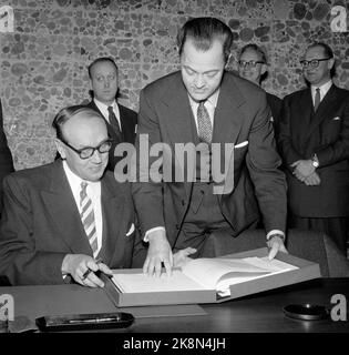 Oslo maggio 1960 il ministro Arne Skaug (TV) firma i documenti relativi alla zona di libero scambio dell'EFTA nell'edificio governativo. Foto: Knobelauch / NTB / NTB Foto Stock