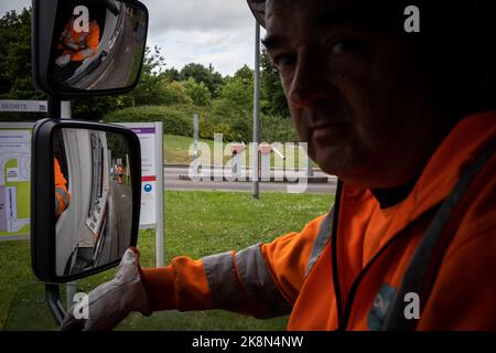 Francia, Bretagna, Dinan il 2022-06-07. Relazione sulla gestione e la raccolta di rifiuti, rifiuti e bidoni della spazzatura nell'agglomerato della città di Dina Foto Stock