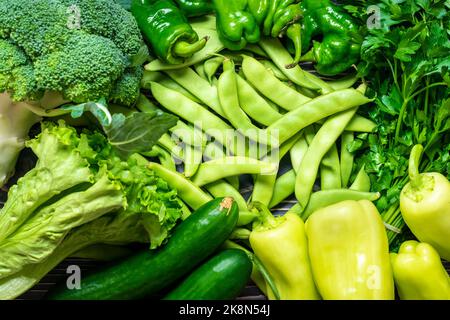 Fonte di proteine per vegetariani. Vista dall'alto cibo sano mangiare verdure pulite, supercibi, verdure frondosi su sfondo scuro mangiare sano pulito Foto Stock